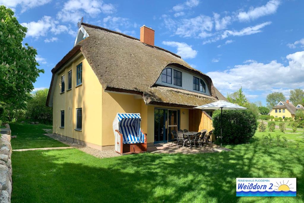 Maison de vacances Familienfreundliches Reetdachhaus Weissdorn 2 Puddemin 12, 18574 Puddemin