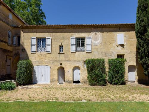 Family Apartment in a castle with pool in Petite Camargue Aimargues france