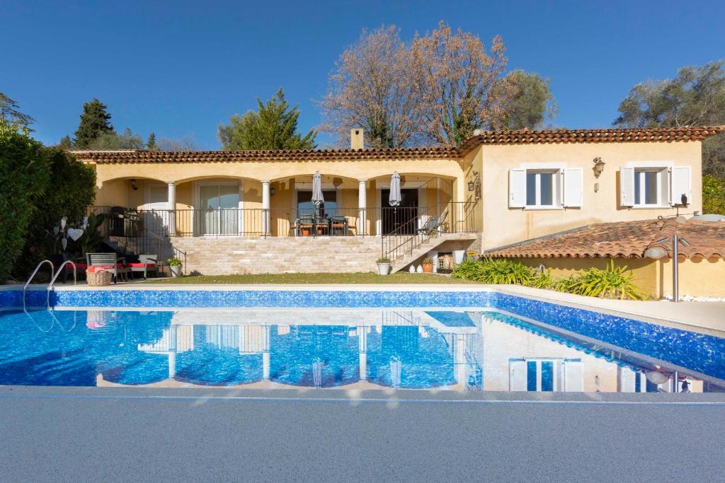 Maison de vacances Family house with swimming pool parking space and pétanque court! 6 chemin de Beaume Robert, 06650 Le Rouret