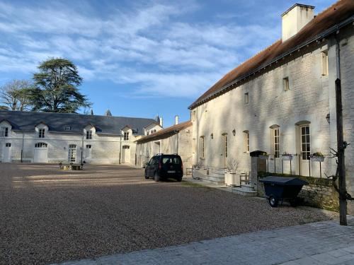 Farmhouse in a working winery with vineyard views Marigny-Brizay france