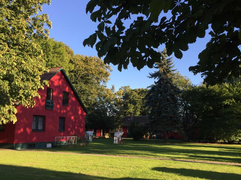 Séjour à la ferme Ferien im Gutspark Schwarbe mit Re Dorfstraße 5, 18556 Mattchow