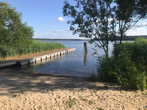 Maisons de vacances Ferienhaeuser Auszeit am Grossen Labussee Zwenzow 5 Userin