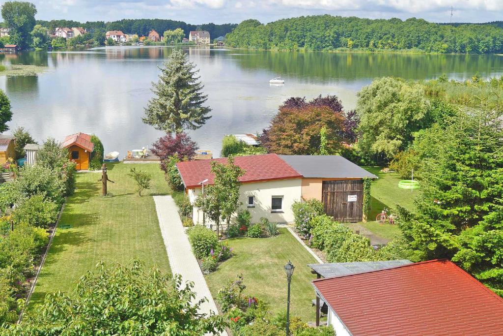 Maisons de vacances Ferienhaeuser Lychen UCK 2060_2 2 Ferienhäuser auf Wassergrundstück, teilw. Neubau 2017, 17279 Lychen