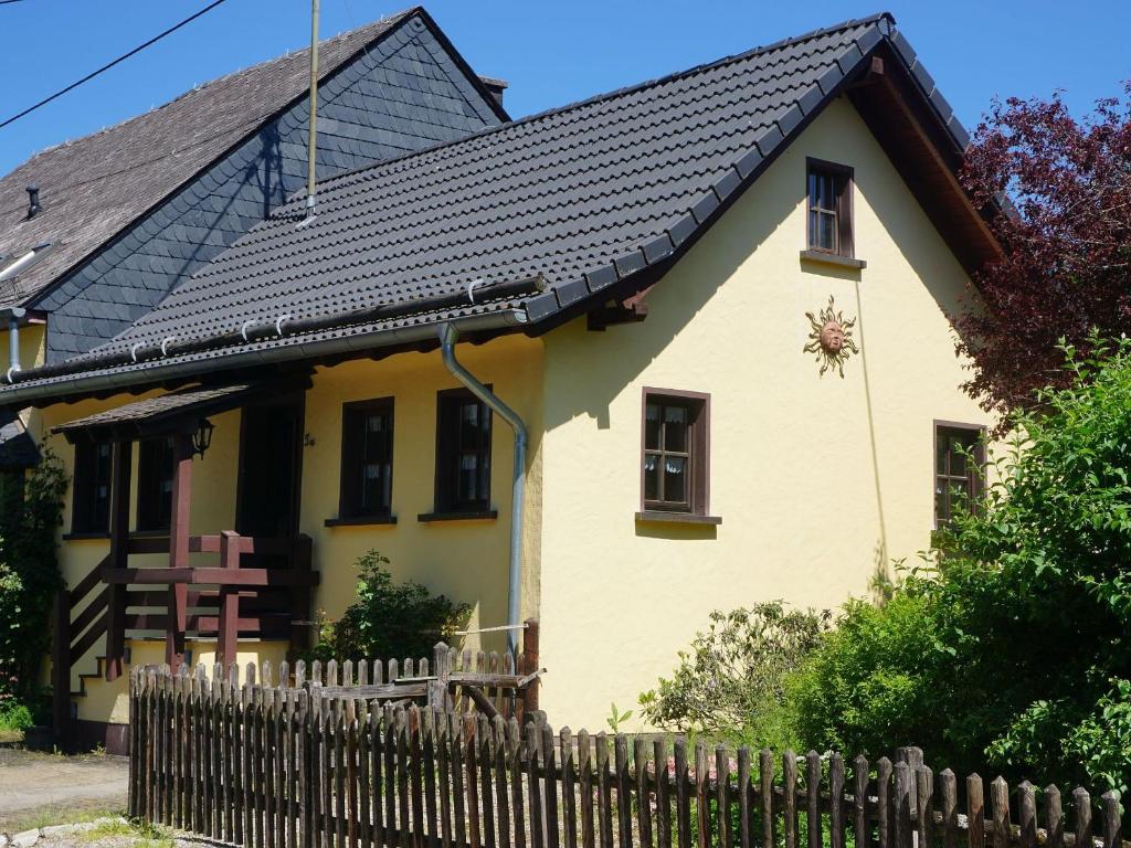 Maison de vacances Ferienhaus am Leiselbach 5 Burbacher Straße, 55767 Leisel