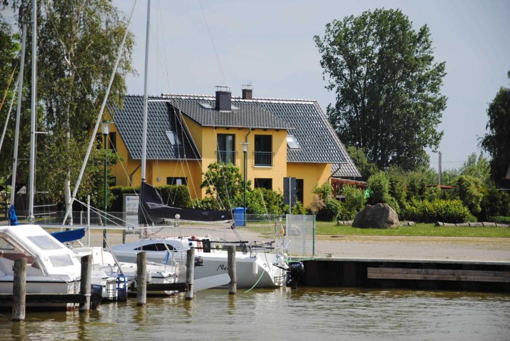 Maison de vacances Ferienhaus am Saaler Bodden Hafenweg 6d, 18317 Neuendorf