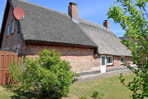 Séjour à la campagne Ferienhaus Augustin mit Reetdach u Heideweg 10 Baabe