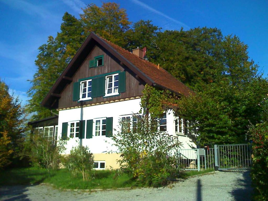 Maison de vacances Ferienhaus beim Bienenhäuschen Rauscher Strasse 1, 82211 Herrsching am Ammersee