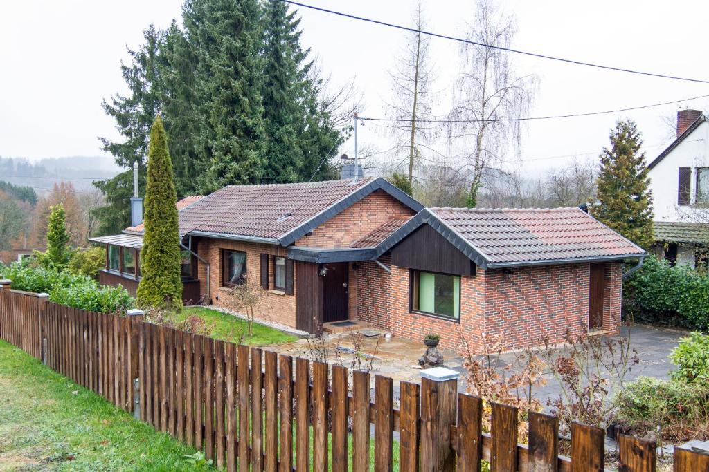 Maison de vacances Ferienhaus \ Burgstraße 23, 53518 Honerath
