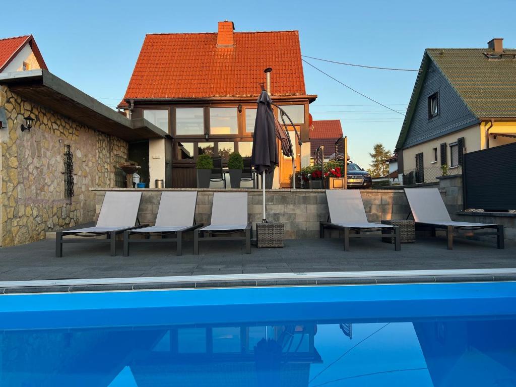 Maison de vacances Ferienhaus Eisfelder Blick mit beheizbaren Pool Burkhardstraße 5, 98673 Eisfeld