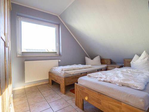 Appartement Ferienhaus Karola, Wohnung 2 - OG An den Boddenwiesen 8 Glowe