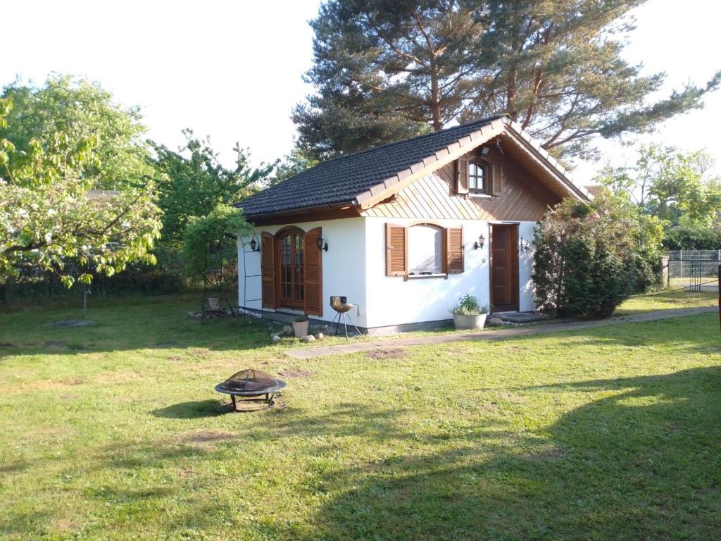 Maison de vacances Ferienhaus Kranichhorst - Exklusiv-Nutzung mit großem Garten und Strandnähe 19 Kirchsteig, 18356 Bodstedt