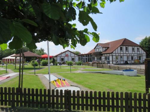 Maisons de vacances Ferienhaus Lederstrumpf im Feriend Feriendorf Altes Land Bachenbrock