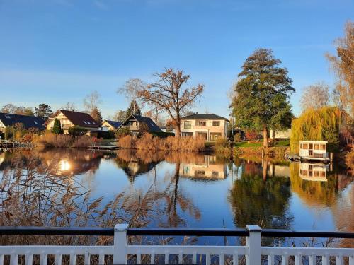 Maison de vacances Ferienhaus mit Wasserterrasse - mit Sauna und Kamin 23 Am Leuchtturm Wendisch Rietz