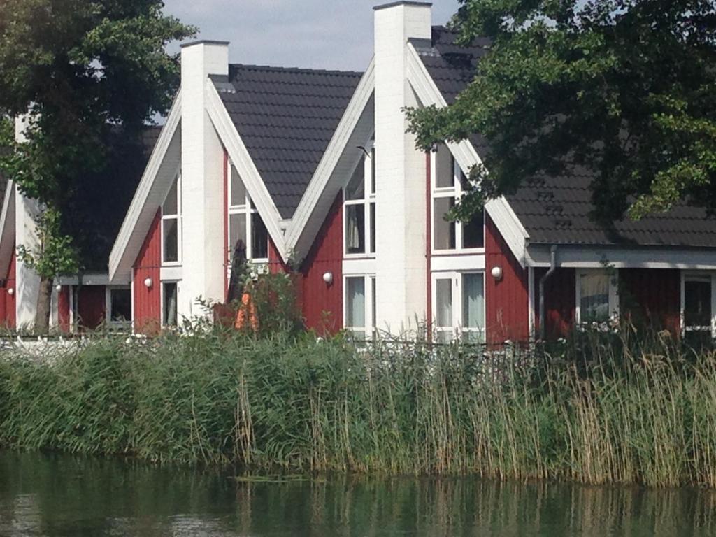 Maison de vacances Ferienhaus mit Wasserterrasse - mit Sauna und Kamin 23 Am Leuchtturm, 15864 Wendisch Rietz