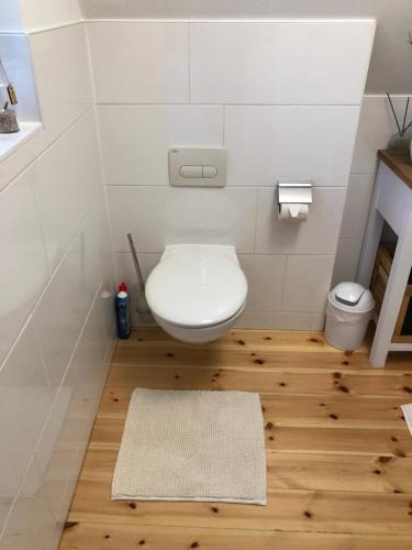 Maison de vacances Ferienhaus Reetdach 1300qm Privatgrundstück Bootssteg Templin Lübbesee Uckermark Erholung pur Seenplatte Petersdorfer Siedlung 22 Sackgasse am Lübbesee Petersdorf