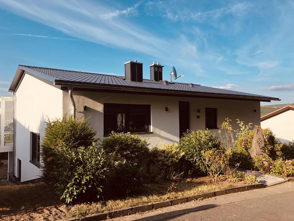 Maisons de vacances Ferienhaus Rheinblick Gehweg 24, 56321 Rhens