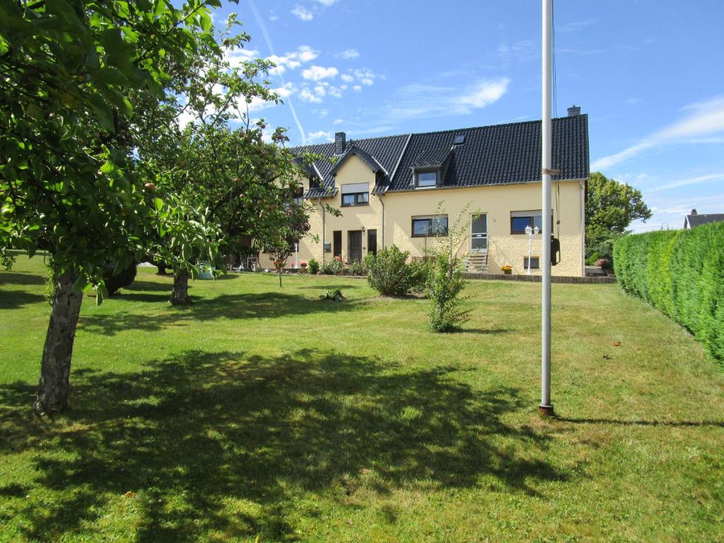 Maison de vacances Ferienhaus Schöne Aussicht Dahlemer Str. 11, 54585 Esch