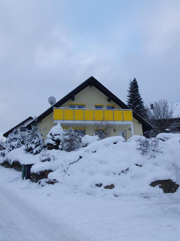 Maison de vacances Ferienhaus Sonnengelb im Herzen des Schwarzwaldes 12 Fichtelgebirgestraße, 78141 Schönwald