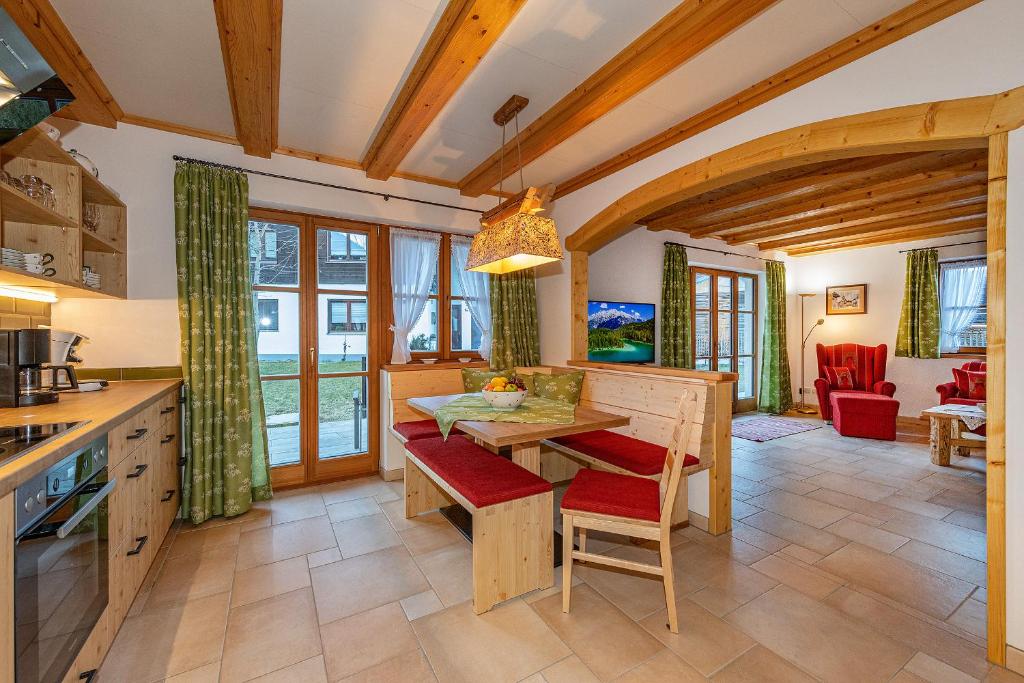 Maison de vacances Ferienhaus STOARÖSERL Isarauenstraße 6, 82481 Mittenwald