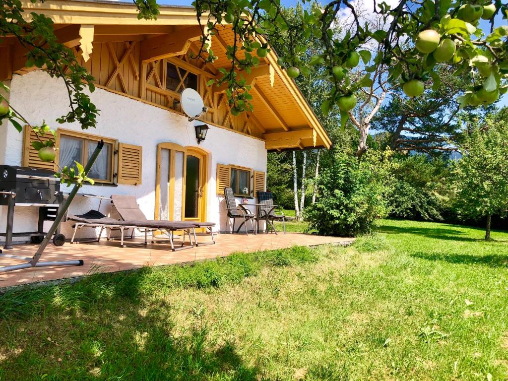 Maison de vacances Ferienhaus Veronika mit 2000qm Garten und Bergblick Feuchtenrainweg 2, 82497 Unterammergau