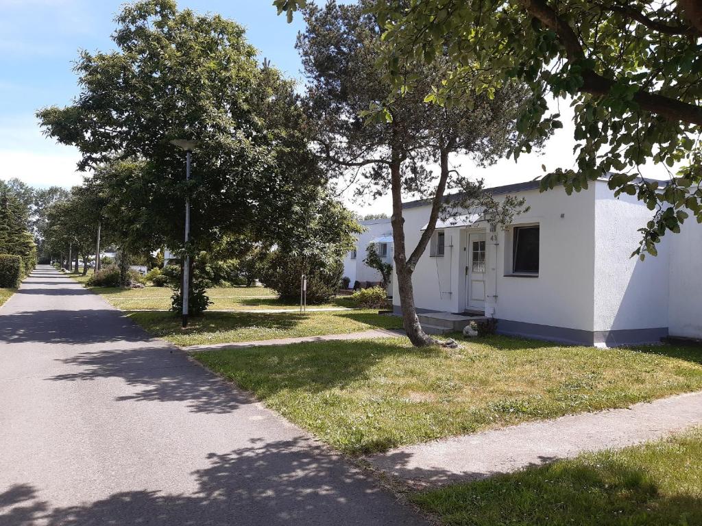 Maison de vacances Ferienhäuschen Küstenwald bei Warnemünde, eigener Garten, Terrasse mit Strandkorb, 400m zum Strand 43 Waldweg, 18119 Diedrichshagen