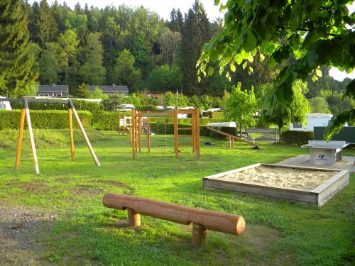 Maisons de vacances Ferienhäuser & Bungalows - Naturcamp Meyersgrund im Thüringer Wald 91 Schmücker Straße Ilmenau