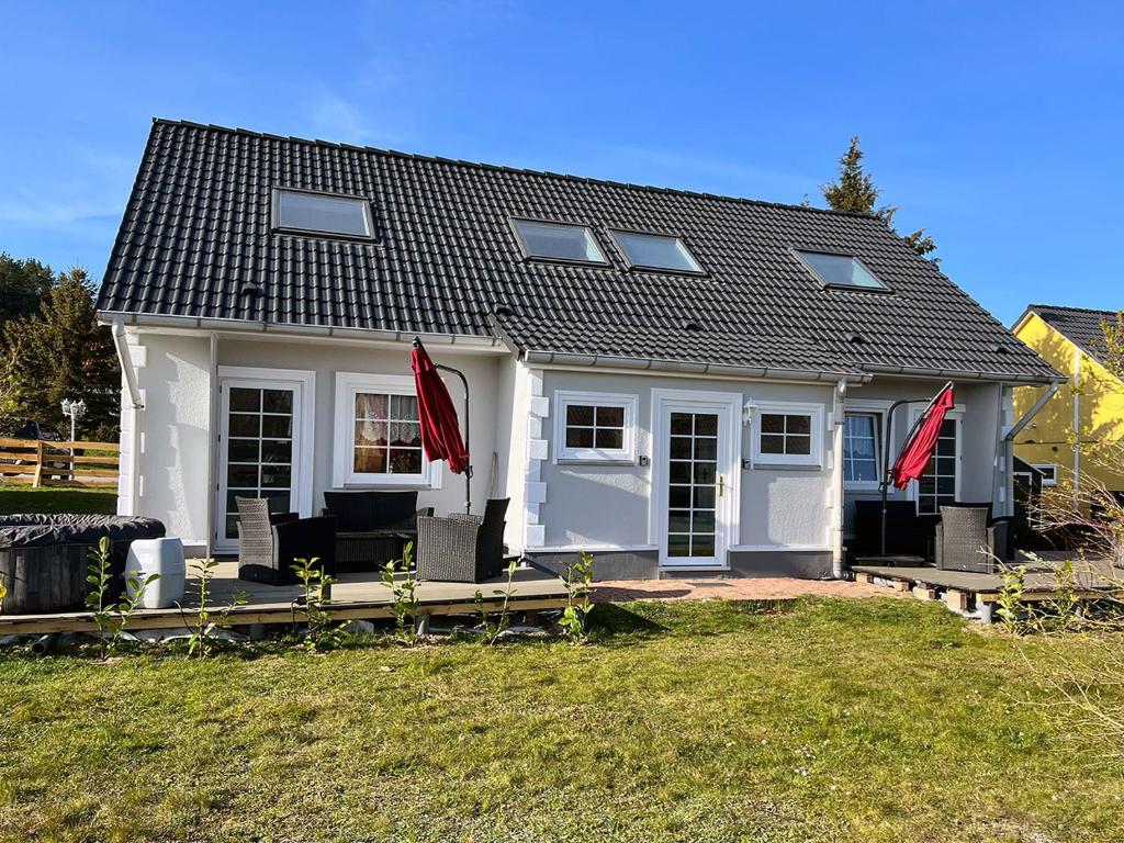 Maison de vacances Ferienhäuser Insel Usedom Haus Mila 6 - Mit Blick aufs Achterwasser! Zeltplatzstraße 1 Haus 6, 17440 Lütow