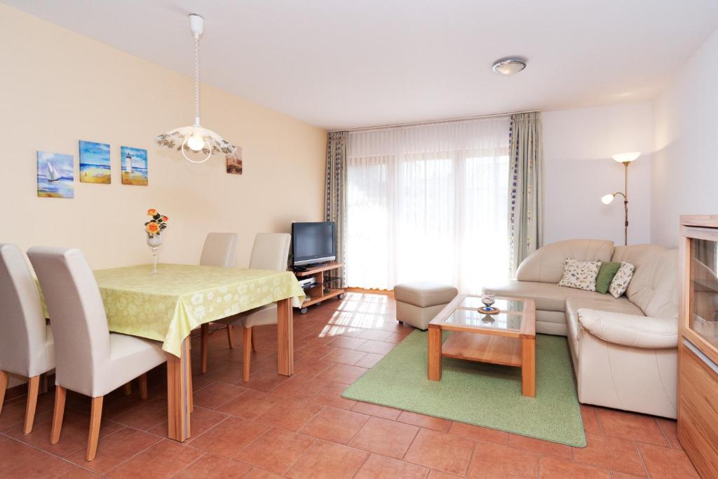 Appartement Ferienpark Freesenbruch Wohnung 2 2 - Bernstein Schwalbenweg 13, 18374 Zingst