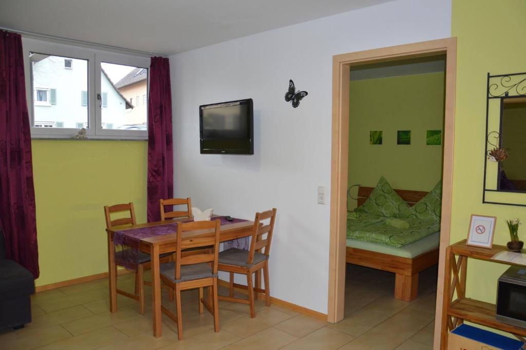 Appartement Ferienwohnung am Brunnen Fewo 1 Hauptstraße 126, 79365 Rheinhausen