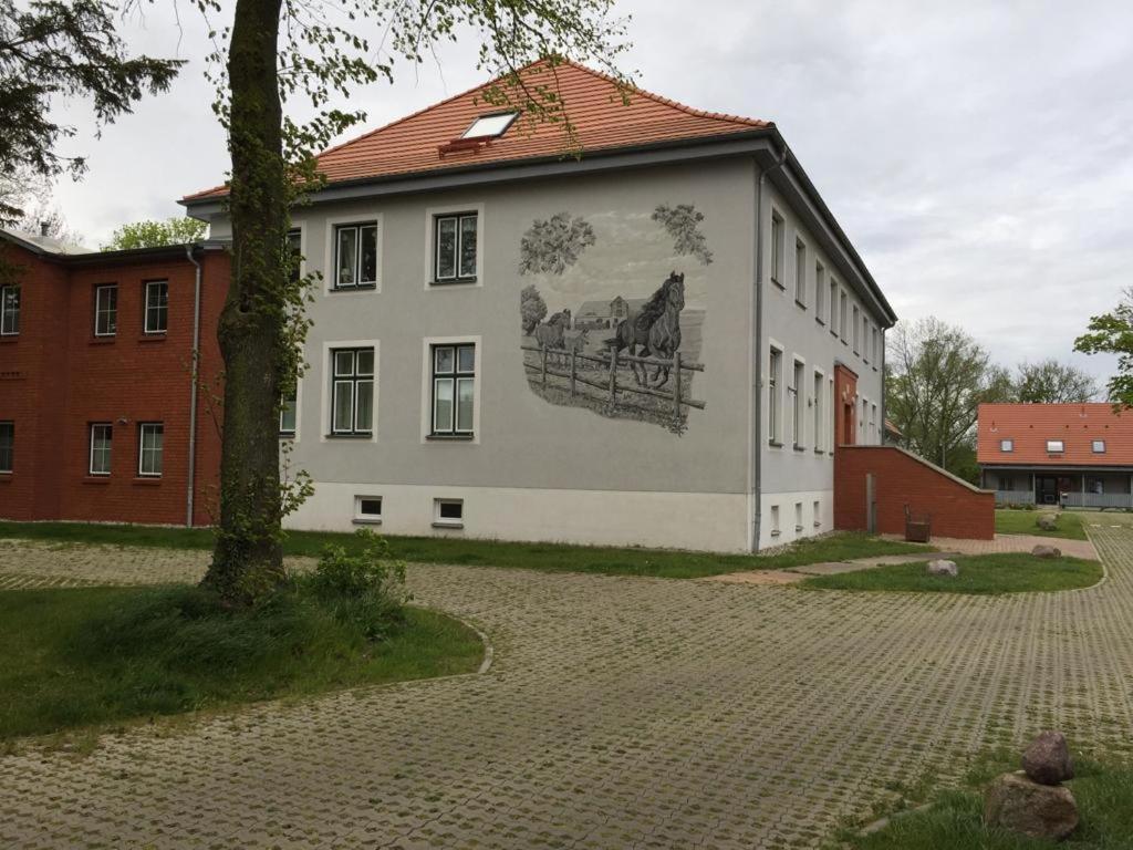 Appartement Ferienwohnung auf dem Gutshof Lindenstrasse 51 Fewo, 18445 Groß Mohrdorf