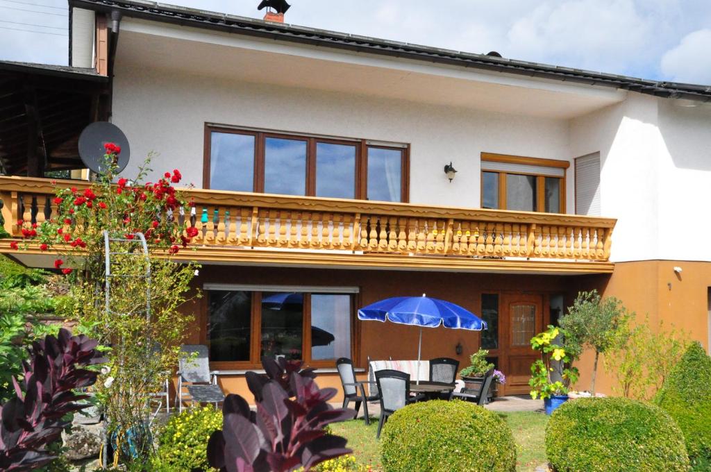 Appartement Ferienwohnung Blick in den Wasgau Blumensteinstraße 7, 66996 Fischbach bei Dahn