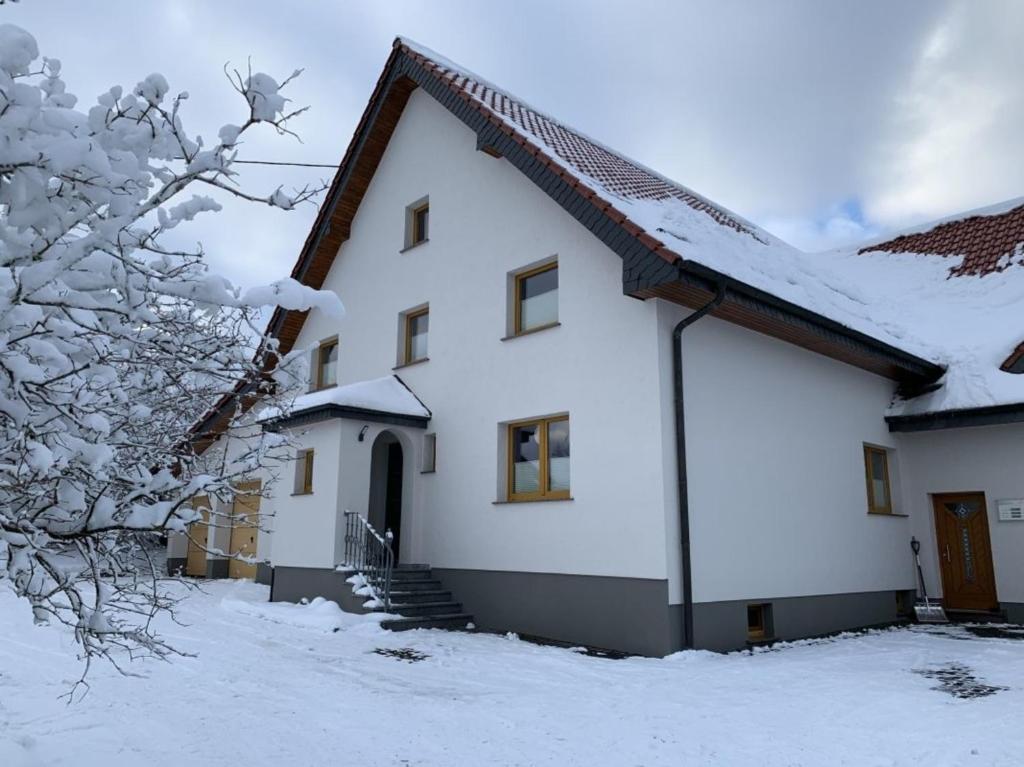 Maison de vacances Ferienwohnung Eifelhöhe Pützer Giescheid 63, 53940 Hellenthal