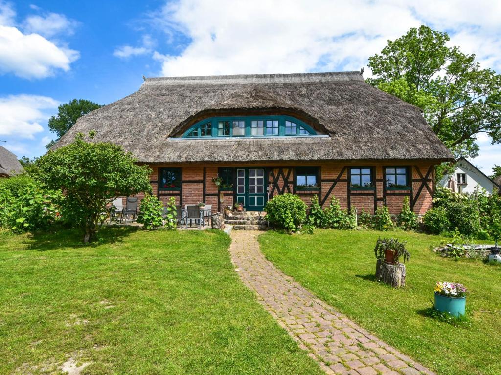 Appartement Ferienwohnung Hugo nur 200 Meter bis zum Wasser 19 Groß Stresow, 18581 Putbus