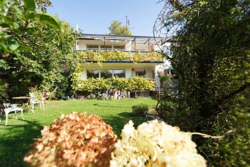 Ferienwohnung im Haus Lotus mit großem Balkon und Garten Bad Urach allemagne