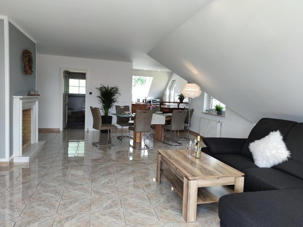 Appartement Ferienwohnung Rhöner WeitBlick 7 Mertzwillerstraße, 36151 Burghaun