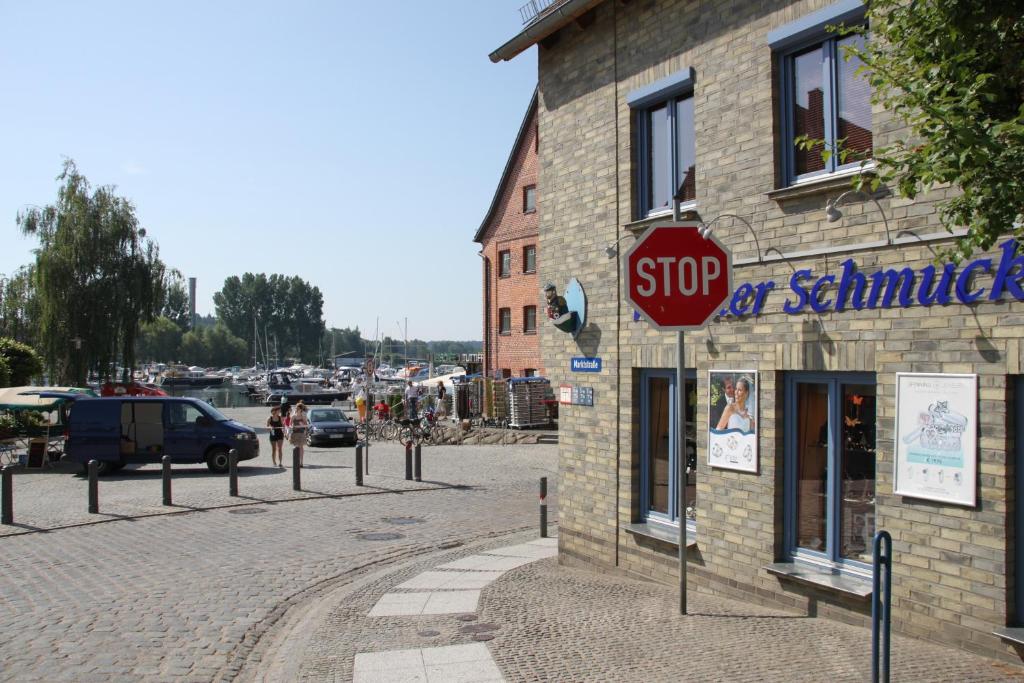 Appartement Ferienwohnung zum Yachthafen 20 Strandstraße, 17192 Waren