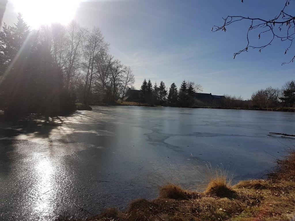 Maison de vacances Fermette typique auvergnate dans son écrin d'eau et de verdure La Nugerolle, 63680 Saint-Donat