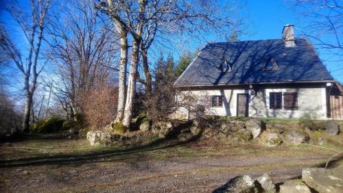 Fermette typique auvergnate dans son écrin d'eau et de verdure Saint-Donat france