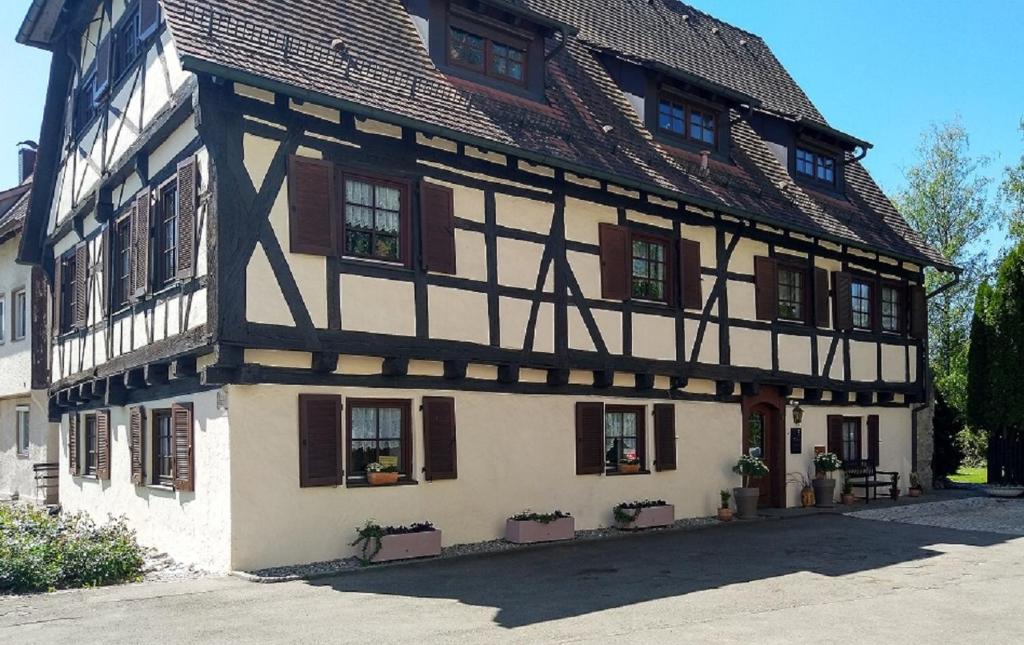 Appartement FeWo im Mesnerhaus Mengen 10 Kirchplatz, 88512 Mengen