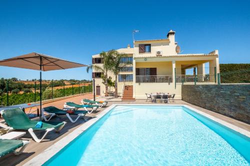 Five Bedrooms Villa, heated pool, Hot Tub and Free WIFI, lots of space Guia portugal