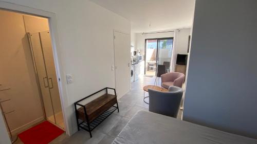 Séjour chez l'habitant FLEUR DE SEL logement de 21m2 avec prêt vélos, meublé Tourisme 2 étoiles, cuisine et sdb privées avec terrasse clôturée de 17m2 5 Rue du Guhaut Batz-sur-Mer