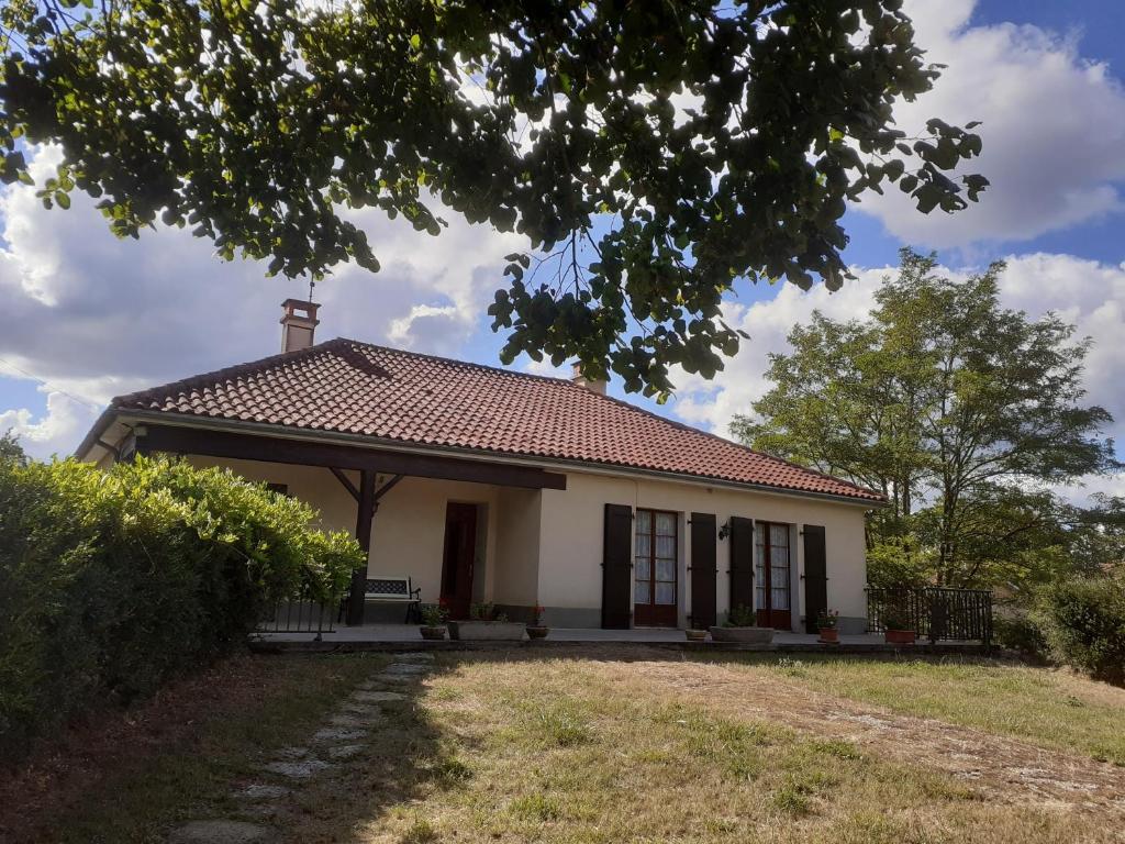 Maison de vacances Fleur de Tilleul Saint-Grat, 12200 Vailhourles