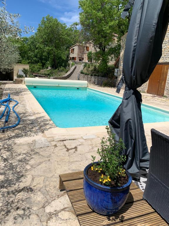 Maisons de vacances FONT NOUVELLE maison de charme Drôme Provençale, 6 ou 10 personnes avec piscine 556 route d'Aiguière, 26170 Plaisians