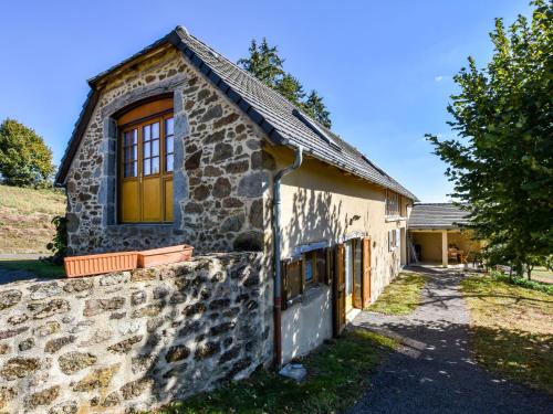 Former farmhouse fully renovated with garden near the Auvergne volcanoes Calvinet france