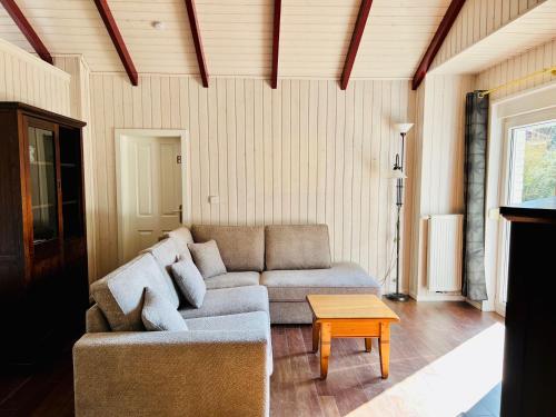 Maison de vacances Freistehendes Ferienhaus - ruhige Waldlage - wenige Schritte zum See 60 Kaninchenweg Ferienhaus Waldsiedlung DeBorg, Schloss Dankern Düne
