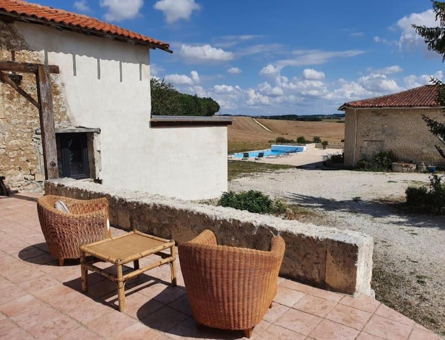 Villa French Farmhouse Retreat with pool & superb views. 1 Impasse du Cluzeau, 16250 Blanzac