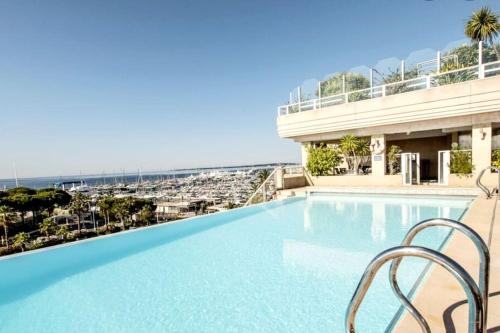 Front de mer Piscine Rooftop YourHostHelper Vallauris france