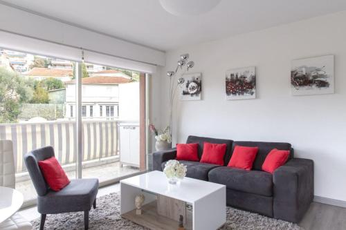 Furnished air-conditioned apartment with terrace near the city center Cannes france