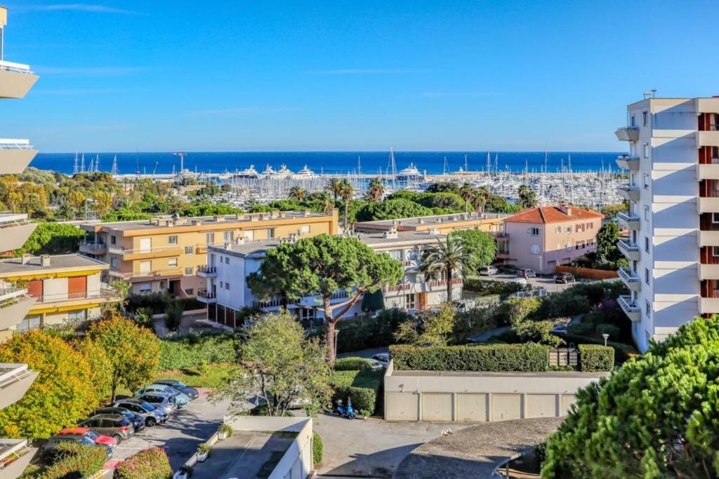 Appartement Furnished apartment near city center terrace with panoramic view & parking 235 Avenue Jules Grec, 06600 Antibes