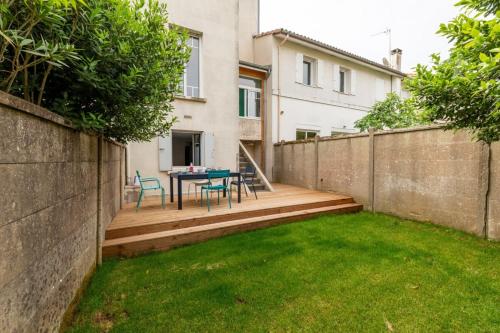 Maison de vacances Furnished Townhouse Ideally Located With 4 Bedrooms Large Terrace & Garden 9 Rue Buffon Le Bouscat